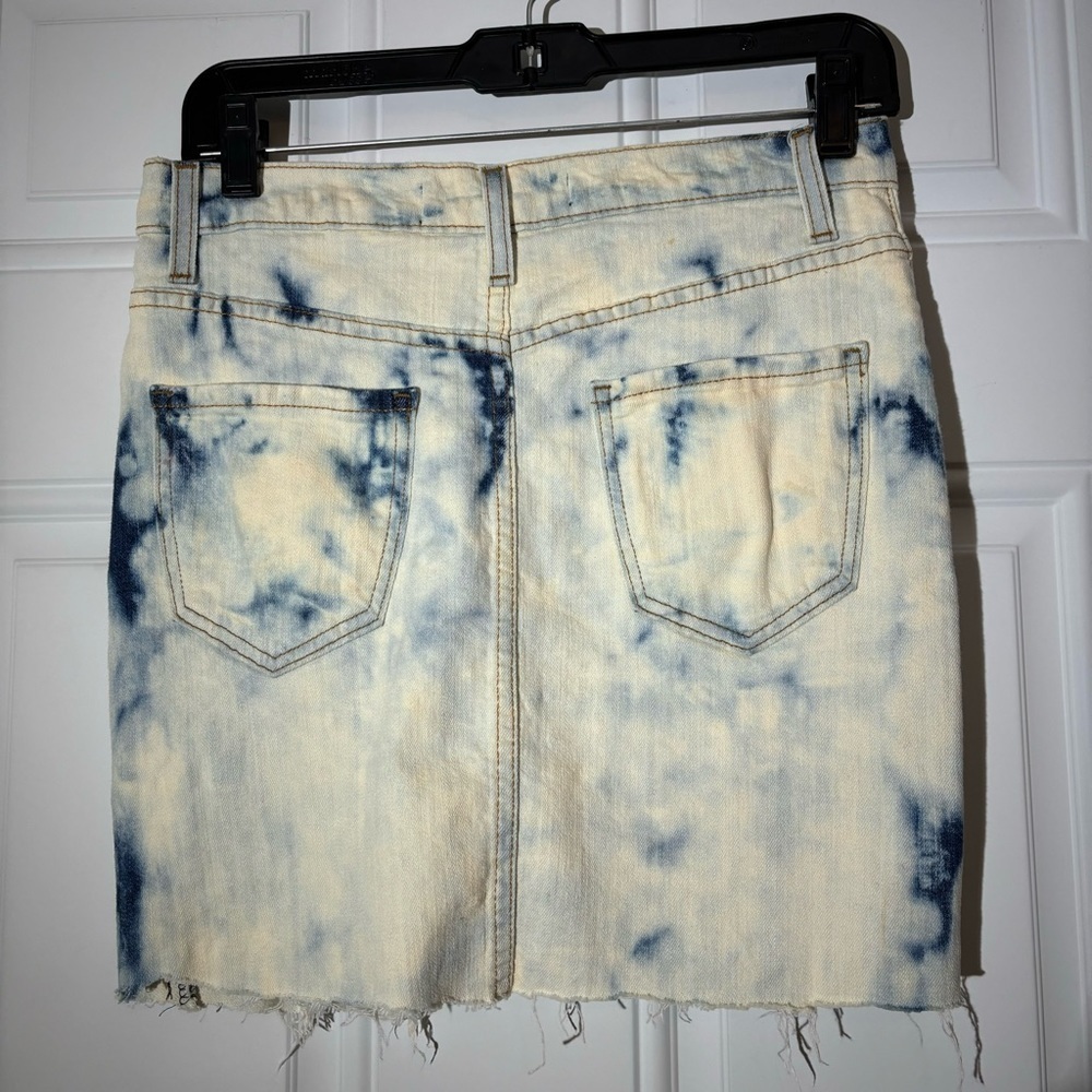 ❤️2/15 or 3/$21❤️ Fashion Nova Aphrodite Denim Skirt, Size Medium - Picture 2 of 13